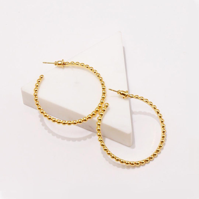 Fashion accessories, European and American praise circle earrings, simple and versatile smooth bead edge C-shaped stud earrings