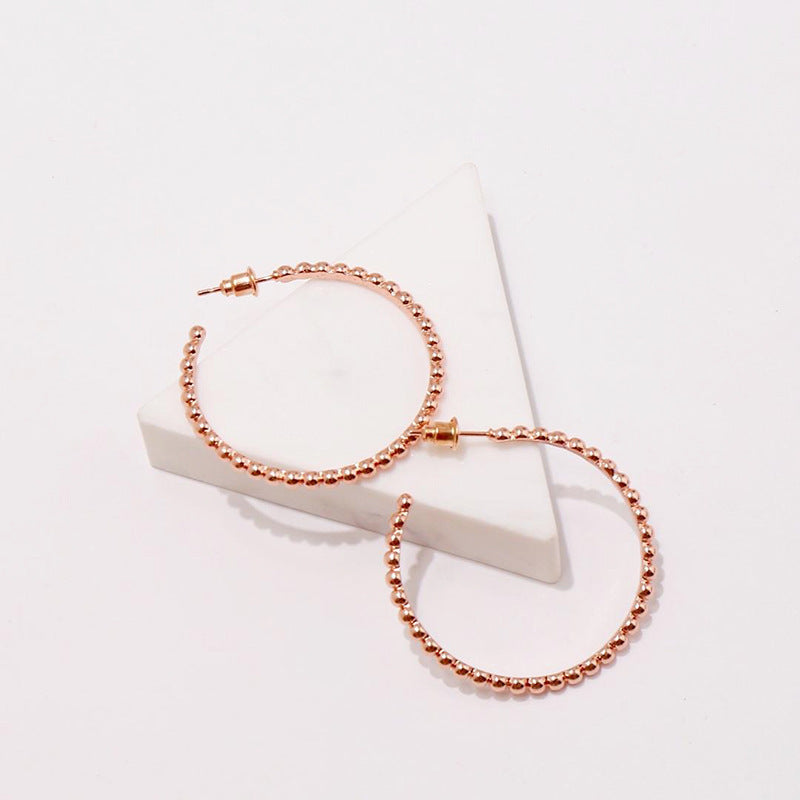 Fashion accessories, European and American praise circle earrings, simple and versatile smooth bead edge C-shaped stud earrings
