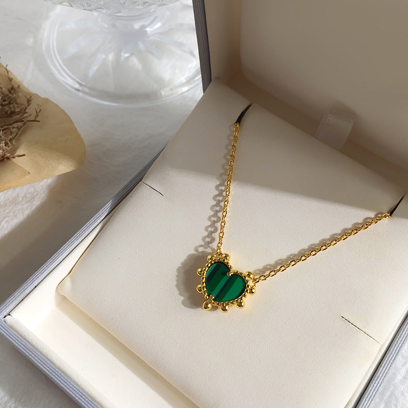 Simple and sweet bead edge love heart-shaped peach heart shell agate malachite necklace, natural stone collarbone chain