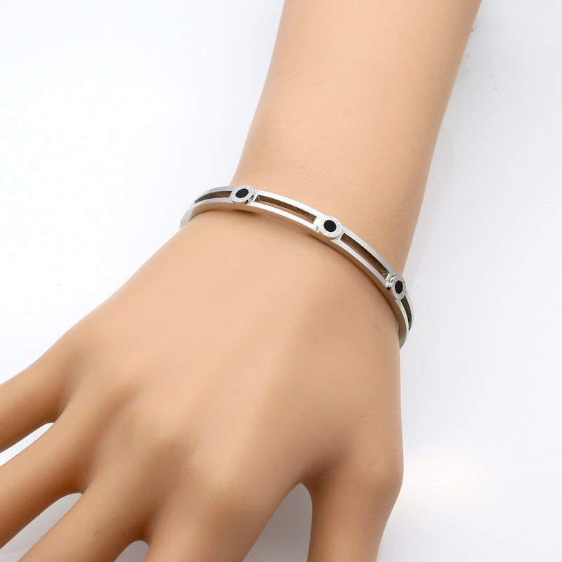 Stylish and simple, new Roman letter sticky black shell bracelet, buckle opening titanium steel stainless steel bracelet jewelry