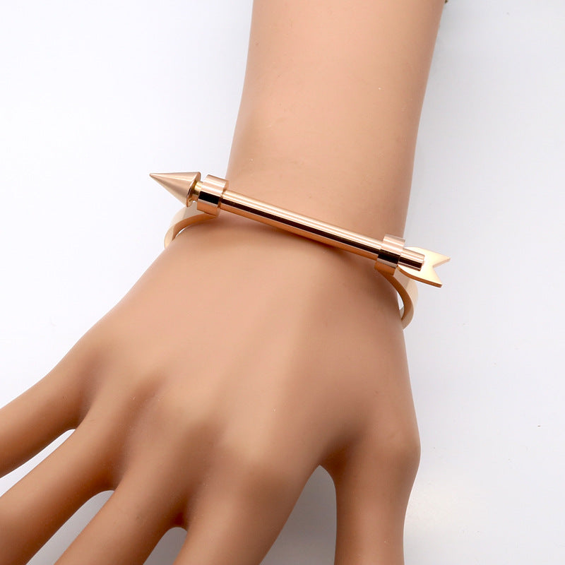 Popular hot-selling stainless steel arrow personalized C semicircular screw bracelet, open stainless steel