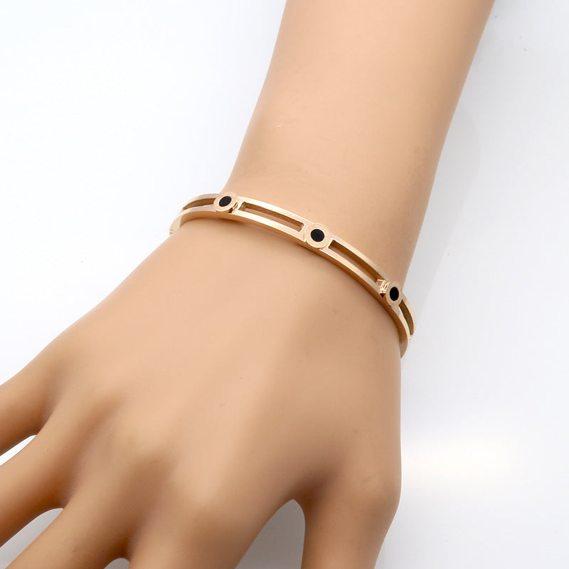 Stylish and simple, new Roman letter sticky black shell bracelet, buckle opening titanium steel stainless steel bracelet jewelry